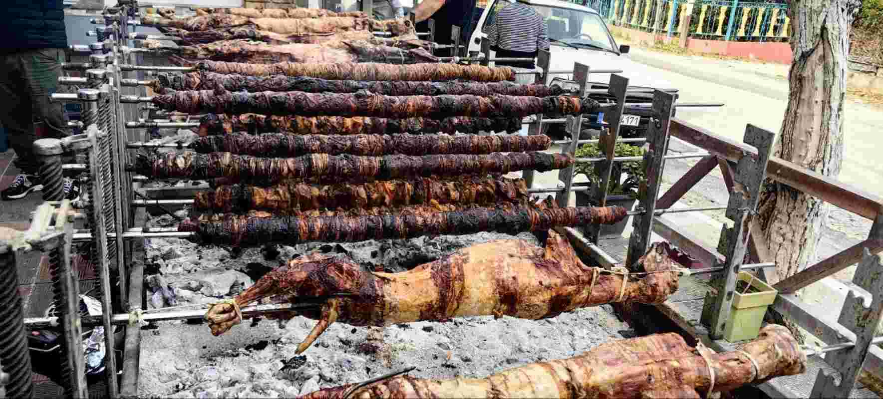 Πάτρα, Καμίνια, κρεοπωλείο Πήττας, Κωνσταντίνος Πήττας, Πάσχα, σούβλισμα αρνιού, αρνί σούβλας, 100 σούβλες, παραδοσιακό ψήσιμο, αρνί take away Πάτρα, Πασχαλινό τραπέζι, Patra, Patras, Kaminia, Pittas butcher shop, Konstantinos Pittas, Greek Easter, lamb on the spit, roasted lamb, 100 spits, Easter tradition Greece, meat market Patra, souvlisma arniou, arni souvlas, kreopoleio Pittas, Kaminia Patra, pasxa, lamb take away,