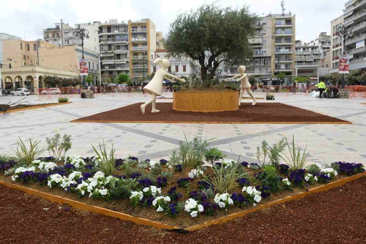 Δήμος Πατρέων, Πάτρα, Πλατεία Γεωργίου, Πρωτομαγιά, στολισμός, άνοιξη, Καρναβαλικό Συνεργείο, Δήμος Πατρέων Καθαριότητα, Δήμος Πατρέων Πράσινο, ελιά σύμβολο ειρήνης, Πρωτομαγιά Πάτρα 2026, Patras, Municipality of Patras, Georgiou Square, May Day, May Day Patras, spring decorations, Patras Carnival Workshop, olive tree symbol of peace, Dimos Patreon, Patras flowers, Patra Plateia Georgiou, Protomagia, Protomagia Patra, stolismos, anixi, Plateia Georgiou Patra, garnishing, urban decoration,