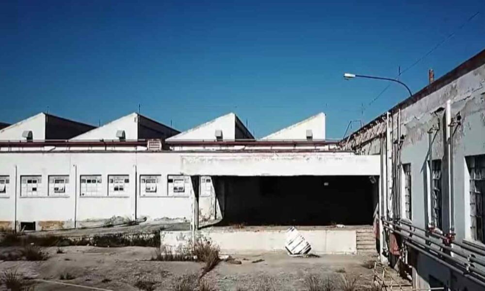 Πειραϊκή Πατραϊκή, Peiraiki Patraiki, Piraiki Patraiki, κλωστοϋφαντουργία, textile industry Greece, Πάτρα, Patra, Patras, βιομηχανική ιστορία, Greek industrial history, Μεγάλο Πεύκο, Megalo Pefko, Η κόρη μου η σοσιαλίστρια, I kori mou i sosialistria, Αλίκη Βουγιουκλάκη, Aliki Vougiouklaki, Δημήτρης Παπαμιχαήλ, Dimitris Papamichail, Λάμπρος Κωνσταντάρας, Lambros Konstantaras, Αλέκος Σακελλάριος, Alekos Sakellarios, ελληνικός κινηματογράφος, Greek cinema, Up Drones, εγκαταλελειμμένα εργοστάσια, abandoned factories Greece, βιομηχανικός κολοσσός, ντύνει στολίζει νοικοκυρεύει, ιστορικά κτίρια,