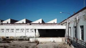 Πειραϊκή Πατραϊκή, Peiraiki Patraiki, Piraiki Patraiki, κλωστοϋφαντουργία, textile industry Greece, Πάτρα, Patra, Patras, βιομηχανική ιστορία, Greek industrial history, Μεγάλο Πεύκο, Megalo Pefko, Η κόρη μου η σοσιαλίστρια, I kori mou i sosialistria, Αλίκη Βουγιουκλάκη, Aliki Vougiouklaki, Δημήτρης Παπαμιχαήλ, Dimitris Papamichail, Λάμπρος Κωνσταντάρας, Lambros Konstantaras, Αλέκος Σακελλάριος, Alekos Sakellarios, ελληνικός κινηματογράφος, Greek cinema, Up Drones, εγκαταλελειμμένα εργοστάσια, abandoned factories Greece, βιομηχανικός κολοσσός, ντύνει στολίζει νοικοκυρεύει, ιστορικά κτίρια,