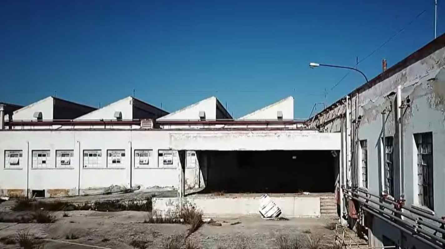 Πειραϊκή Πατραϊκή, Peiraiki Patraiki, Piraiki Patraiki, κλωστοϋφαντουργία, textile industry Greece, Πάτρα, Patra, Patras, βιομηχανική ιστορία, Greek industrial history, Μεγάλο Πεύκο, Megalo Pefko, Η κόρη μου η σοσιαλίστρια, I kori mou i sosialistria, Αλίκη Βουγιουκλάκη, Aliki Vougiouklaki, Δημήτρης Παπαμιχαήλ, Dimitris Papamichail, Λάμπρος Κωνσταντάρας, Lambros Konstantaras, Αλέκος Σακελλάριος, Alekos Sakellarios, ελληνικός κινηματογράφος, Greek cinema, Up Drones, εγκαταλελειμμένα εργοστάσια, abandoned factories Greece, βιομηχανικός κολοσσός, ντύνει στολίζει νοικοκυρεύει, ιστορικά κτίρια,