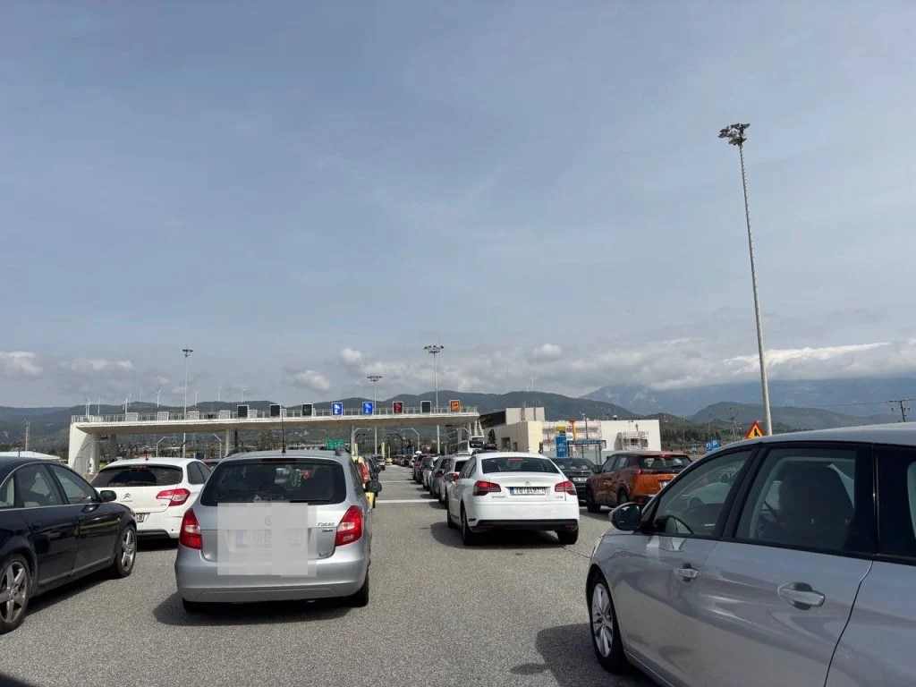 Ρίο Αντίρριο, Γέφυρα Χαρίλαος Τρικούπης, πορθμείο, κλειστό πορθμείο, απαγορευτικό απόπλου, καιρός, ισχυροί άνεμοι, επιστροφή εκδρομέων, κίνηση, τροχαία, Rio Antirrio, Rio Antirrio Bridge, ferry boat, closed ferry, gale force winds, traffic Greece, Rio Antirrio ferry crossing, porto-rio, gefyra, dromologia, kairos, thielodes anemoi, epistrofi, kinitikotita,