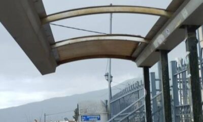 στάσεις λεωφορείων Πάτρα, εγκατάλειψη στάσεων, Αστικό ΚΤΕΛ Πάτρας, φθορές σε στέγαστρα, προβλήματα συγκοινωνιών, επικίνδυνες στάσεις, παράπονα πολιτών Πάτρα, δήμος Πατρέων συντήρηση, bus stops Patras, Patra bus shelters, Patras public transport issues, damaged bus stops Greece, urban transport Patras, staseis leoforeion Patra, astiko ktel patras, egkataleipsi staseon patra, fthores stis staseis, staseis-ereipia,