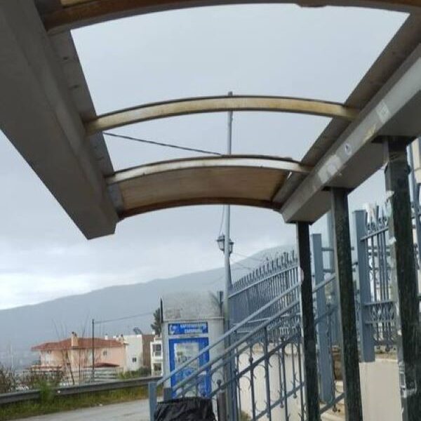 στάσεις λεωφορείων Πάτρα, εγκατάλειψη στάσεων, Αστικό ΚΤΕΛ Πάτρας, φθορές σε στέγαστρα, προβλήματα συγκοινωνιών, επικίνδυνες στάσεις, παράπονα πολιτών Πάτρα, δήμος Πατρέων συντήρηση, bus stops Patras, Patra bus shelters, Patras public transport issues, damaged bus stops Greece, urban transport Patras, staseis leoforeion Patra, astiko ktel patras, egkataleipsi staseon patra, fthores stis staseis, staseis-ereipia,