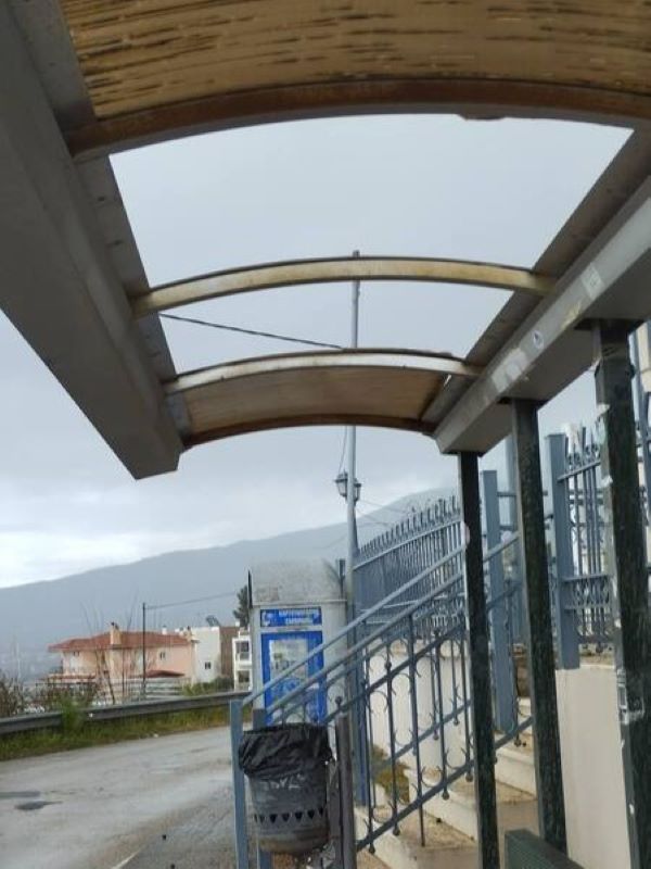 στάσεις λεωφορείων Πάτρα, εγκατάλειψη στάσεων, Αστικό ΚΤΕΛ Πάτρας, φθορές σε στέγαστρα, προβλήματα συγκοινωνιών, επικίνδυνες στάσεις, παράπονα πολιτών Πάτρα, δήμος Πατρέων συντήρηση, bus stops Patras, Patra bus shelters, Patras public transport issues, damaged bus stops Greece, urban transport Patras, staseis leoforeion Patra, astiko ktel patras, egkataleipsi staseon patra, fthores stis staseis, staseis-ereipia,