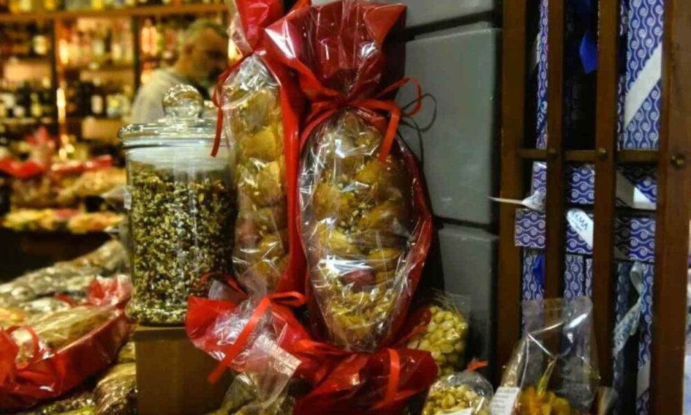 τιμές τσουρέκια 2026, τιμές σοκολατένια αυγά, Πάσχα 2026, ζαχαροπλαστεία τιμές, αγορά Πάσχα, τιμή κιλού τσουρέκι, γεμιστά τσουρέκια, σοκολατένια αυγά τιμές, Ομοσπονδία Ζαχαροπλαστών Ελλάδος, Γιάννης Γλύκος, τσουρέκια σούπερ μάρκετ, πρώτες ύλες ζαχαροπλαστικής, tsoureki prices 2026, Easter chocolate eggs prices, Greek Easter 2026, pastry shop prices Greece, chocolate egg cost, handmade Easter eggs, confectionery prices, tsoureki prices Greece, times tsourekia, sokolatenia ayga times, Pascha 2026, zaxaroplasteia times, times kilo tsoureki, market news Greece, Easter shopping, τιμές αγοράς,