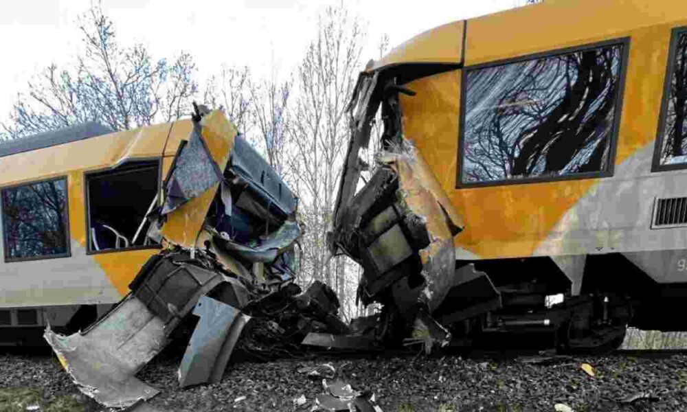 Σύγκρουση τρένων Δανία, ατύχημα τρένο Κοπεγχάγη, Hillerød train crash, train collision Denmark, σιδηροδρομικό ατύχημα, τραυματίες τρένο, Δανία ειδήσεις, Denmark news, sidirodromiko atychima, sygkrousi trenon, Dania, Kagerup train accident, Isterødvejen collision, Reuters Denmark, emergency services Denmark, τοπικά τρένα Δανία,