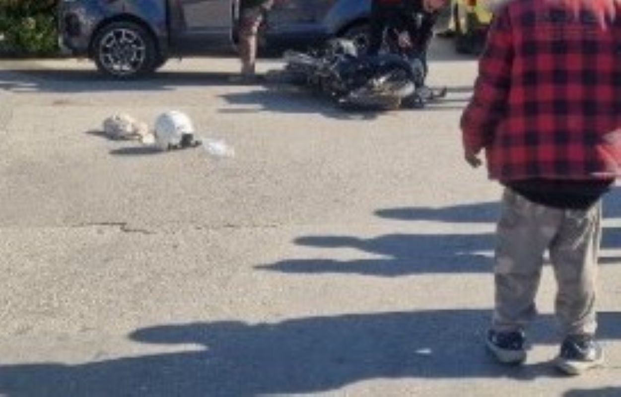 τροχαίο Πάτρα, ατύχημα Αγυιά, γήπεδο Παναχαϊκής, σύγκρουση ΙΧ μοτοσικλέτα, τραυματισμός οδηγού, ΕΚΑΒ Πάτρα, οδός Έλληνος Στρατιώτου, ειδήσεις Πάτρα, τροχαίο σήμερα, troxaio Patra, atychima Patra, Agia Patras, Panachaiki stadium accident, car motorcycle collision Patras, Patras news, road accident Greece, troxaio simera, agyia patra, panaxaiki, ekab,