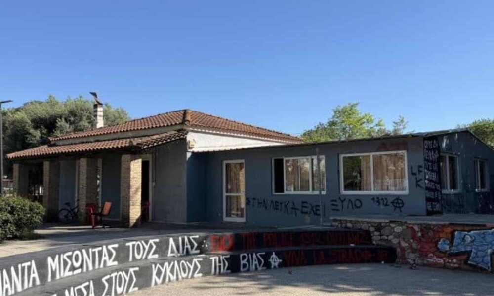 Πάτρα, Λεύκα Πάτρας, Εκπολιτιστικός Σύλλογος Λεύκας, βανδαλισμοί, επίθεση, σπασμένα τζάμια, συνθήματα, αντιφασιστικά συνθήματα, αστυνομία, ειδήσεις Πάτρα, Patras, Lefka Patras, Cultural Association Lefka, vandalism, attack, broken windows, slogans, anti-fascist slogans, police news, Patra news, vandalismoi, epithesi, Ekpolitistikos Syllogos Lefkas, syllogos Lefkas Patra, news Patra,