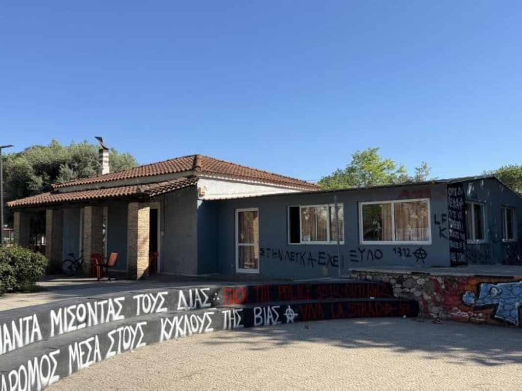 Πάτρα, Λεύκα Πάτρας, Εκπολιτιστικός Σύλλογος Λεύκας, βανδαλισμοί, επίθεση, σπασμένα τζάμια, συνθήματα, αντιφασιστικά συνθήματα, αστυνομία, ειδήσεις Πάτρα, Patras, Lefka Patras, Cultural Association Lefka, vandalism, attack, broken windows, slogans, anti-fascist slogans, police news, Patra news, vandalismoi, epithesi, Ekpolitistikos Syllogos Lefkas, syllogos Lefkas Patra, news Patra,