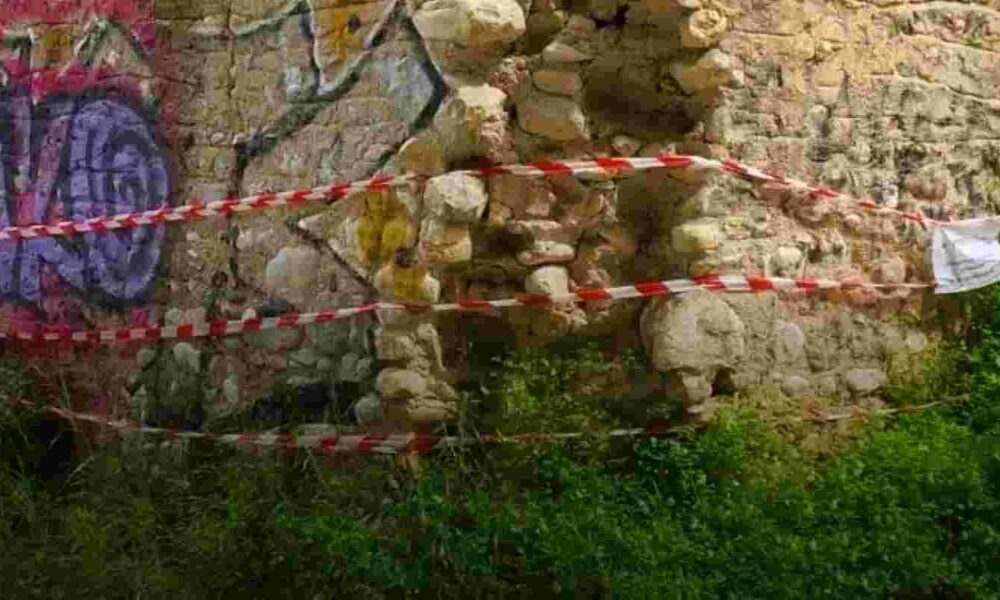 Δήμος Πατρέων, Πάτρα, ετοιμόρροπο κτίριο, οδός Κύπρου, οδός Κεφαλληνίας, κίνδυνος ατυχήματος, καταγγελίες κατοίκων, πτώση σοβάδων, δημόσια ασφάλεια, ερείπιο, πολεοδομία, Patras, Patra, Municipality of Patras, dangerous building, crumbling structure, falling debris, Kyprou street, Kefallinias street, public safety, urban hazard, etoimorroppo ktirio, kataggelia, dromos kindynos, Patra news,