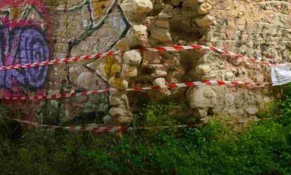 Δήμος Πατρέων, Πάτρα, ετοιμόρροπο κτίριο, οδός Κύπρου, οδός Κεφαλληνίας, κίνδυνος ατυχήματος, καταγγελίες κατοίκων, πτώση σοβάδων, δημόσια ασφάλεια, ερείπιο, πολεοδομία, Patras, Patra, Municipality of Patras, dangerous building, crumbling structure, falling debris, Kyprou street, Kefallinias street, public safety, urban hazard, etoimorroppo ktirio, kataggelia, dromos kindynos, Patra news,