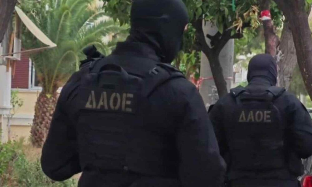 Πάτρα, αστυνομία, ελληνικό FBI, ΔΑΟΕ, έρευνα, όπλα, οπλισμός, οργανωμένο έγκλημα, επιχείρηση, αστυνομικό κλιμάκιο, έφοδος, Αχαΐα, Patra, Patras, astynomia, elliniko FBI, DAOE, erevna, opla, oplismos, organomeno eglima, epihirisi, astynomiko klimakio, efodos, Achaia, police, greek FBI, investigation, weapons, firearms, organized crime, raid, operation,