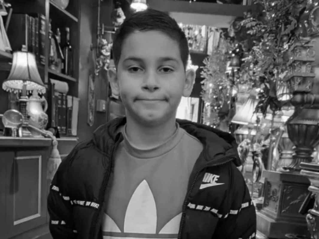Μακρίσια Ηλείας, Makrisia Ileia, θάνατος 13χρονου, death of 13 year old, τροχαίο δυστύχημα, fatal road accident, trochaio dystyxima, ηλεκτρικό πατίνι, electric scooter, ilektriko patini, Κωνσταντίνος Καούκης, Konstantinos Kaoukis, κηδεία Μακρίσια, funeral Makrisia, ασφάλεια ηλεκτρικών πατινιών, e-scooter safety, ταχύτητα πατινιού, scooter speed limit, ατύχημα Ηλεία, accident Ileia, news Greece, ειδήσεις Ηλεία, e-scooter crash, τραγωδία Μακρίσια, tragodia Makrisia,