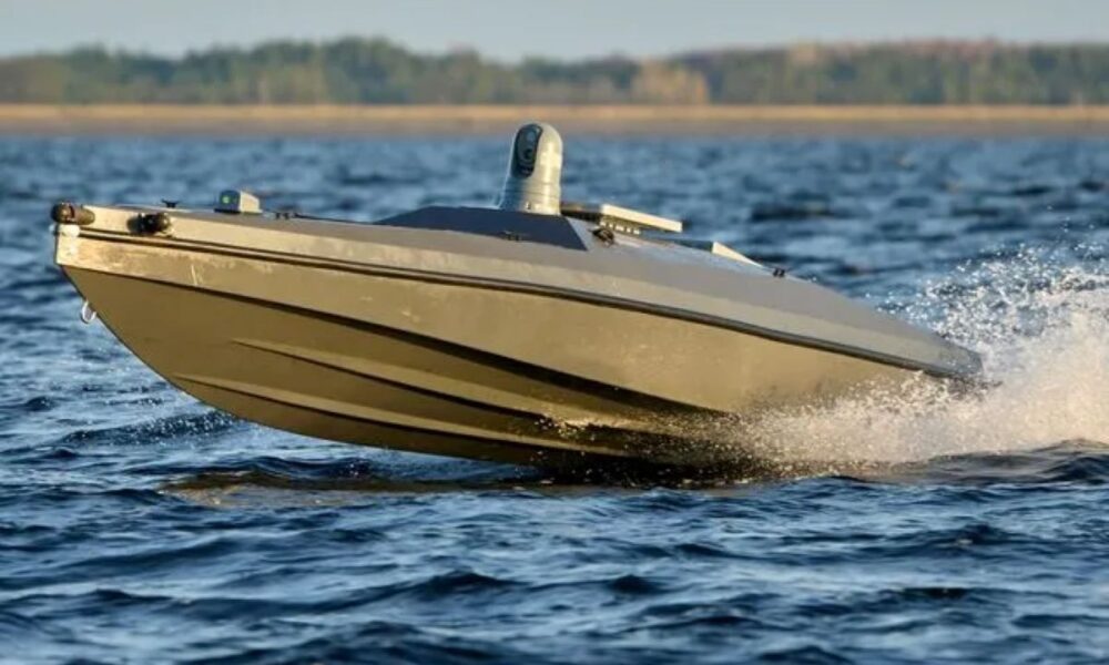 Λευκάδα, Lefkada, Lefkas, drone, USV, θαλάσσιο drone, sea drone, marine drone, unmanned surface vehicle, μη επανδρωμένο σκάφος, Βασιλική, Vassiliki, Ακρωτήριο Δουκάτο, Cape Doukato, Κάβος της Κυράς, Kavos tis Kyras, Υπουργείο Εθνικής Άμυνας, Ministry of National Defence, Hellenic Navy, Πολεμικό Ναυτικό, Λιμενικό Σώμα, Hellenic Coast Guard, στρατιωτικό σκάφος, military drone, μαύρο ταχύπλοο, black speedboat, μυστήριο, mystery, εθνική ασφάλεια, national security, Ιόνιο Πέλαγος, Ionian Sea, περισυλλογή, recovery, στρατιωτική τεχνολογία, military technology, κατάσκοπος, spy drone, έρευνα, investigation, ελληνικά χωρικά ύδατα, Greek territorial waters, θαλάσσια σπηλιά, sea cave, 7 Μαΐου, May 7, αλιείς, fishermen, ρυμούλκηση, towing, εξοπλισμός, equipment, επιχείρηση, operation, συναγερμός, alert,