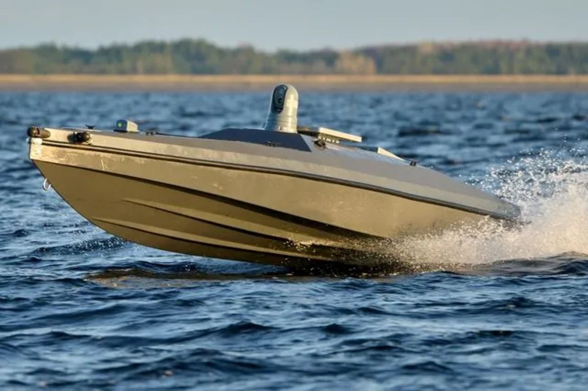 Λευκάδα, Lefkada, Lefkas, drone, USV, θαλάσσιο drone, sea drone, marine drone, unmanned surface vehicle, μη επανδρωμένο σκάφος, Βασιλική, Vassiliki, Ακρωτήριο Δουκάτο, Cape Doukato, Κάβος της Κυράς, Kavos tis Kyras, Υπουργείο Εθνικής Άμυνας, Ministry of National Defence, Hellenic Navy, Πολεμικό Ναυτικό, Λιμενικό Σώμα, Hellenic Coast Guard, στρατιωτικό σκάφος, military drone, μαύρο ταχύπλοο, black speedboat, μυστήριο, mystery, εθνική ασφάλεια, national security, Ιόνιο Πέλαγος, Ionian Sea, περισυλλογή, recovery, στρατιωτική τεχνολογία, military technology, κατάσκοπος, spy drone, έρευνα, investigation, ελληνικά χωρικά ύδατα, Greek territorial waters, θαλάσσια σπηλιά, sea cave, 7 Μαΐου, May 7, αλιείς, fishermen, ρυμούλκηση, towing, εξοπλισμός, equipment, επιχείρηση, operation, συναγερμός, alert,