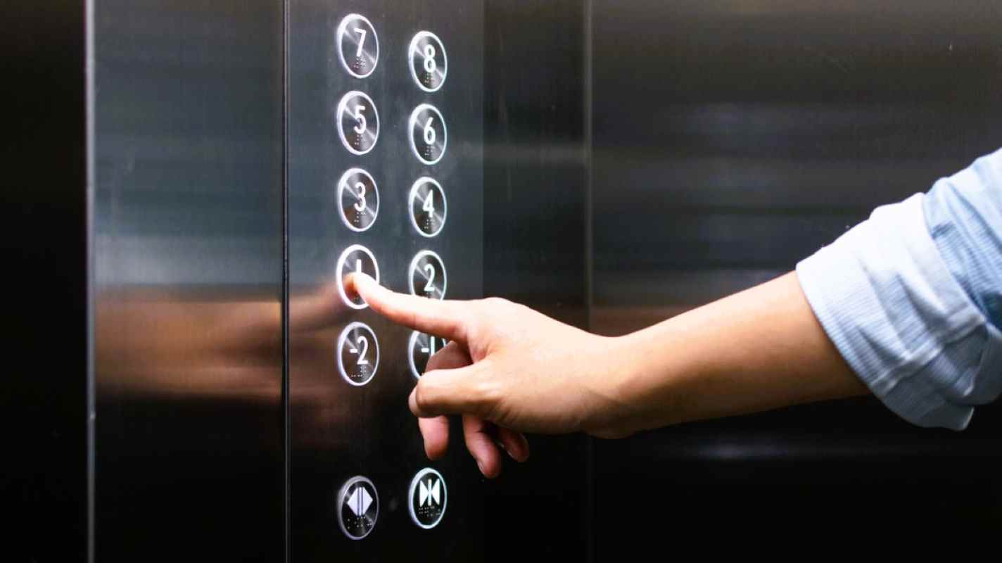 Πάτρα, σπείρα γυναικών, επιθέσεις σε ασανσέρ, κλοπές ηλικιωμένων, κέντρο Πάτρας, εγκληματικότητα, απάτες, ασφάλεια πολιτών, οδός Κορίνθου, Αγίου Νικολάου, Κολοκοτρώνη, Patras, Patra, women gang, elevator robberies, attacks on elderly, Patras city center, crime news Greece, elderly safety, speira gynaikon, epitheseis se asanser, klopes ilikiomenon, kentro Patras, Korinthou, Agiou Nikolaou, Kolokotroni,