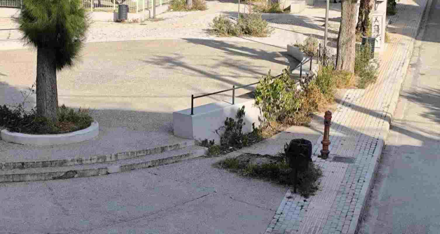 Πλατεία Ανδρούτσου, Βλατερό, Πάτρα, εγκατάλειψη πλατείας, παράπονα κατοίκων, έλλειψη συντήρησης, δημόσιοι χώροι, προβλήματα καθαριότητας, πράσινο, δήμος Πατρέων, Androutsou Square, Vlatero, Patras, square neglect, residents complaints, lack of maintenance, public spaces, cleanliness issues, urban greenery, Patras municipality, Plateia Androutsou, Vlatero Patras, egkataleipsi plateias, parapona katoikon, ellipsi syntirisis, dimosioi choroi, provlimata kathariotitas, prasino, dimos patreon,