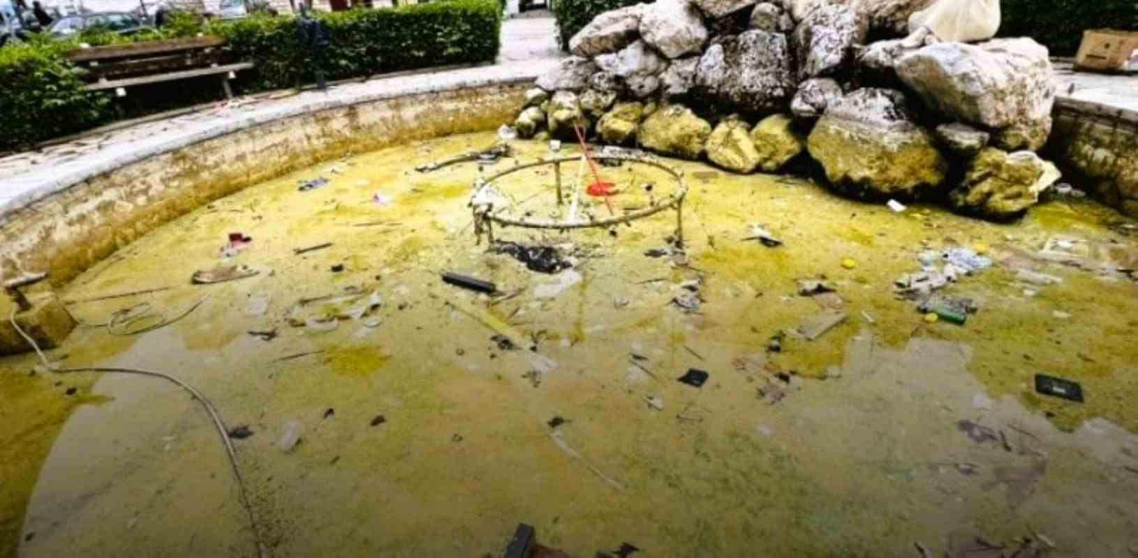 σιντριβάνι Αγίας Σοφίας, Κωνσταντινουπόλεως, εστία μόλυνσης, εγκατάλειψη, βανδαλισμός, σκουπίδια λαϊκής, παράπονα κατοίκων, Αγία Σοφία, sintrivani Agias Sofias, Konstantinoupoleos, estia molynsis, egkataleipsi, vandalismos, skoupidia laikis, parapona katoikon, Agia Sofia, fountain Agia Sofia, fountain pollution, vandalized fountain, street market waste, neighborhood complaints, urban neglect,