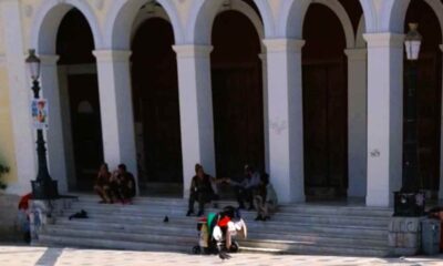 στοά Θεάτρου Απόλλων, Πλατεία Γεωργίου, Πάτρα, υποβάθμιση, παραβατικότητα, επεισόδια, Ρομά, Αστυνομία, Δημοτική Αστυνομία, ασφάλεια, καταστηματάρχες Πάτρας, πεζοδρόμηση Μαιζώνος, stoa theatrou apollon, plateia georgiou, patra, ypovathmisi, paravatikotita, epeisodia, roma, astynomia, dimotiki astynomia, asfaleia, katastimatarches patras, pezodromisi maizonos, apollon theatre patras, georgiou square patras, patras city center, crime patras, roma patras, patras police, municipal police greece, urban degradation, shopkeepers patras, maizonos pedestrian street,