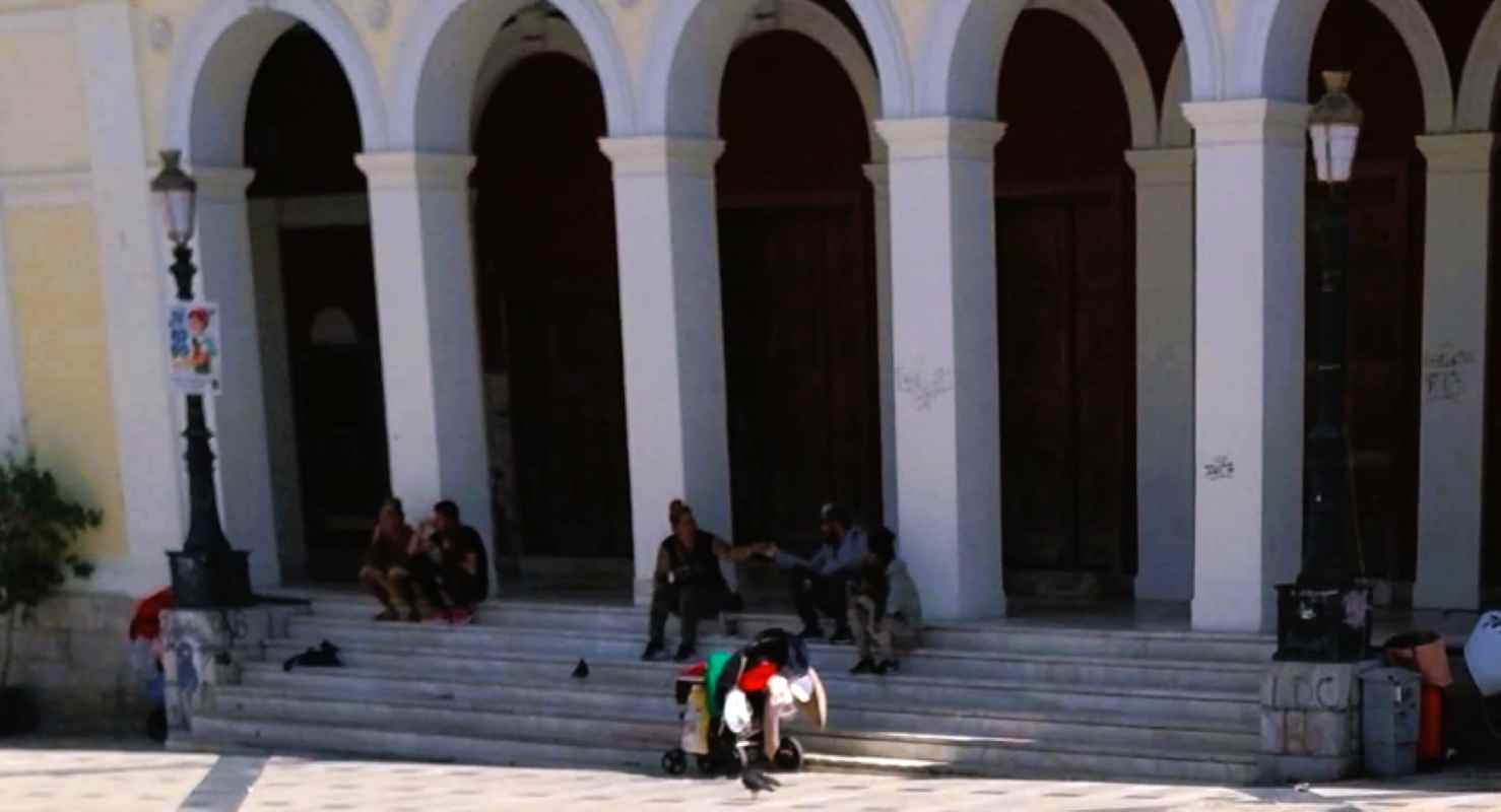 στοά Θεάτρου Απόλλων, Πλατεία Γεωργίου, Πάτρα, υποβάθμιση, παραβατικότητα, επεισόδια, Ρομά, Αστυνομία, Δημοτική Αστυνομία, ασφάλεια, καταστηματάρχες Πάτρας, πεζοδρόμηση Μαιζώνος, stoa theatrou apollon, plateia georgiou, patra, ypovathmisi, paravatikotita, epeisodia, roma, astynomia, dimotiki astynomia, asfaleia, katastimatarches patras, pezodromisi maizonos, apollon theatre patras, georgiou square patras, patras city center, crime patras, roma patras, patras police, municipal police greece, urban degradation, shopkeepers patras, maizonos pedestrian street,