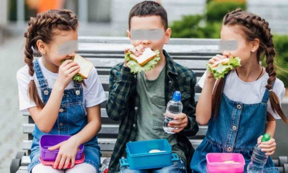 ακρίβεια, σχολικό κολατσιό, τιμές κυλικείων, οικογενειακός προϋπολογισμός, ανατιμήσεις 2026, Πάτρα, κόστος διαβίωσης, σχολικά γεύματα, ακριβό τοστ, πληθωρισμός τρόφιμα, akriveia, scholiko kolatsio, times kylikeion, oikogeneiakos proypologismos, anatimiseis 2026, Patra, kostos diaviosis, scholika gevmata, akrivo tost, plithorismos trofima, inflation Greece 2026, school snacks cost, school canteen prices, food price hikes, cost of living Patras, school lunch budget, student meals Greece, financial crisis families, price increases 2026, family expenses,