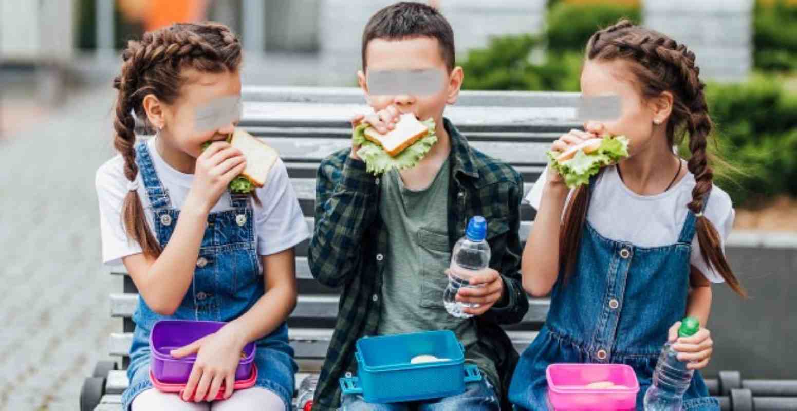 ακρίβεια, σχολικό κολατσιό, τιμές κυλικείων, οικογενειακός προϋπολογισμός, ανατιμήσεις 2026, Πάτρα, κόστος διαβίωσης, σχολικά γεύματα, ακριβό τοστ, πληθωρισμός τρόφιμα, akriveia, scholiko kolatsio, times kylikeion, oikogeneiakos proypologismos, anatimiseis 2026, Patra, kostos diaviosis, scholika gevmata, akrivo tost, plithorismos trofima, inflation Greece 2026, school snacks cost, school canteen prices, food price hikes, cost of living Patras, school lunch budget, student meals Greece, financial crisis families, price increases 2026, family expenses,