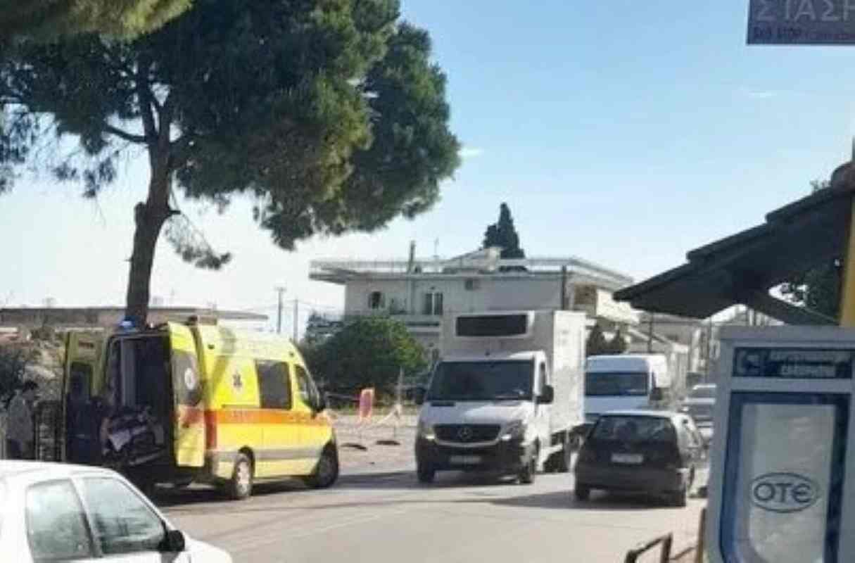 τροχαίο ατύχημα, Καμίνια, Πάτρα, ποδηλάτης, Παλαιά Εθνική Οδός Πατρών Πύργου, ΕΚΑΒ, νοσοκομείο, οδική ασφάλεια, Προαστιακός Πάτρας, επικίνδυνος δρόμος, τροχαίο σήμερα, Patras, Kaminia, car accident, cyclist injured, road safety, Old National Road Patras Pyrgos, traffic accident Greece, troxaio, Kamina, podilatis, odiki asfaleia, proastiakos,