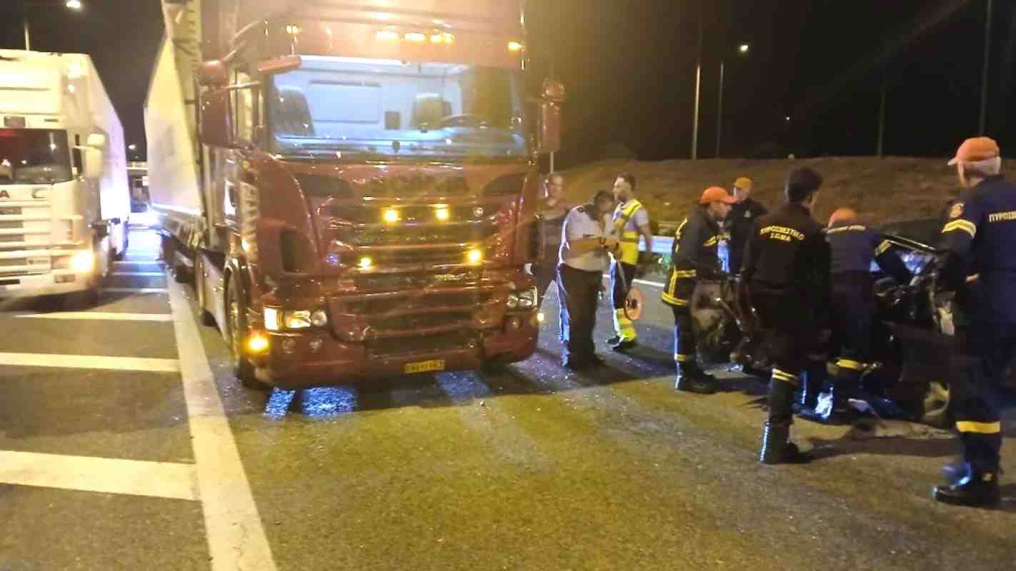 τροχαίο, δυστύχημα, Ιόνια Οδός, κόμβος Κουβαρά, νεκρός, νταλίκα, σύγκρουση, όπισθεν, ΕΚΑΒ, Πυροσβεστική, αστυνομία, ηλικιωμένος οδηγός, troxaio, dystyxima, ionia odos, komvos kouvara, nekros, ntalika, sygkrusi, opisthen, ekav, pyrosvestiki, astynomia, ilikiomenos odigos, car accident, fatal crash, highway accident, Greece, Ionia Odos highway, semi truck collision, reversing on highway, emergency services,