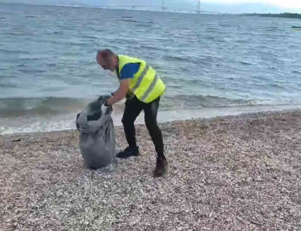 Πλαζ, σκουπίδια, καθαριότητα, Δήμος, Άγγελος Κωνσταντίνου, δημοσιογράφος, βίντεο, λουόμενοι, απορρίμματα, ρύπανση, ακτή, περιβάλλον, Plaz, skoupidia, kathariotita, Dimos, Aggelos Konstantinou, dimosiografos, binteo, video, louomenoi, aporrimata, ripansi, akti, perivallon, beach, garbage, trash, cleanliness, municipality, journalist, beach pollution, environmental awareness,
