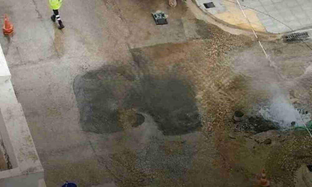βλάβη ΔΕΥΑΠ, οπτικές ίνες ΔΕΗ, διακοπή νερού Πάτρα, Υψηλάντου και Σολωμού, ΟΤΕ οπτικές ίνες, ζημιά αγωγού Πάτρα, DEYAP vlavi, optikes ines DEI, diakopi nerou Patra, Ypsilantou Solomou, OTE optikes ines, zimia agogou Patra, DEYAP water outage Patras, fiber optic damage Greece, Patras water leak, OTE internet down Patras, Ypsilantou street Patras,