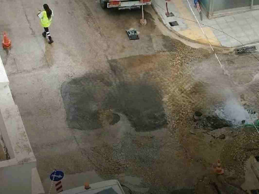 βλάβη ΔΕΥΑΠ, οπτικές ίνες ΔΕΗ, διακοπή νερού Πάτρα, Υψηλάντου και Σολωμού, ΟΤΕ οπτικές ίνες, ζημιά αγωγού Πάτρα, DEYAP vlavi, optikes ines DEI, diakopi nerou Patra, Ypsilantou Solomou, OTE optikes ines, zimia agogou Patra, DEYAP water outage Patras, fiber optic damage Greece, Patras water leak, OTE internet down Patras, Ypsilantou street Patras,