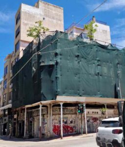 Πάτρα, Γούναρη, Καραϊσκάκη, ετοιμόρροπο κτίριο Πάτρα, επικίνδυνο κτίριο, διασταύρωση Γούναρη, κτίριο φονιάς, δέντρα σε σκεπή, κατάρρευση κτιρίου, Patra, Patras, Gounari, Karaiskaki, etoimorropo ktirio Patra, epikindyno ktirio, kentrini Patra, gounari kai karaiskaki, unsafe building Patras, dilapidated building, abandoned house Patras, dangerous crossroads Patras, SEO Patras news,