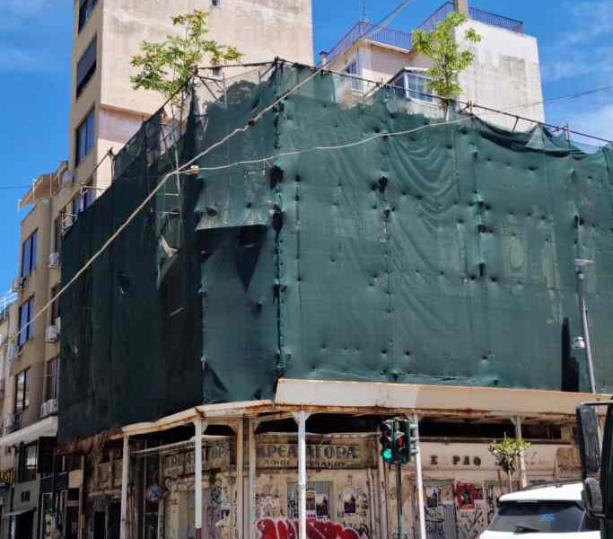Πάτρα, Γούναρη, Καραϊσκάκη, ετοιμόρροπο κτίριο Πάτρα, επικίνδυνο κτίριο, διασταύρωση Γούναρη, κτίριο φονιάς, δέντρα σε σκεπή, κατάρρευση κτιρίου, Patra, Patras, Gounari, Karaiskaki, etoimorropo ktirio Patra, epikindyno ktirio, kentrini Patra, gounari kai karaiskaki, unsafe building Patras, dilapidated building, abandoned house Patras, dangerous crossroads Patras, SEO Patras news,