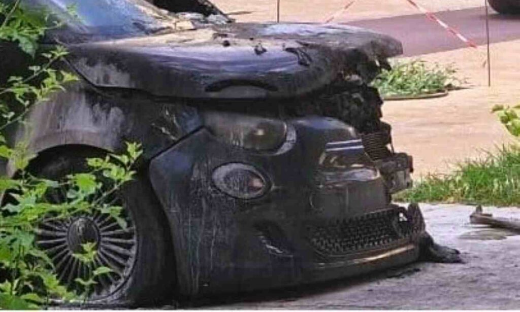 Πάτρα, φωτιά, αυτοκίνητο, εμπρησμός, πλατεία Πίνδου, πυρκαγιά, πυροσβεστική, ειδήσεις Πάτρα, καμένο αυτοκίνητο, Patra, Patras, fotia, aftokinito, emprismos, plateia Pindou, pyrkagia, pyrosvestiki, car fire, arson, news Patras,