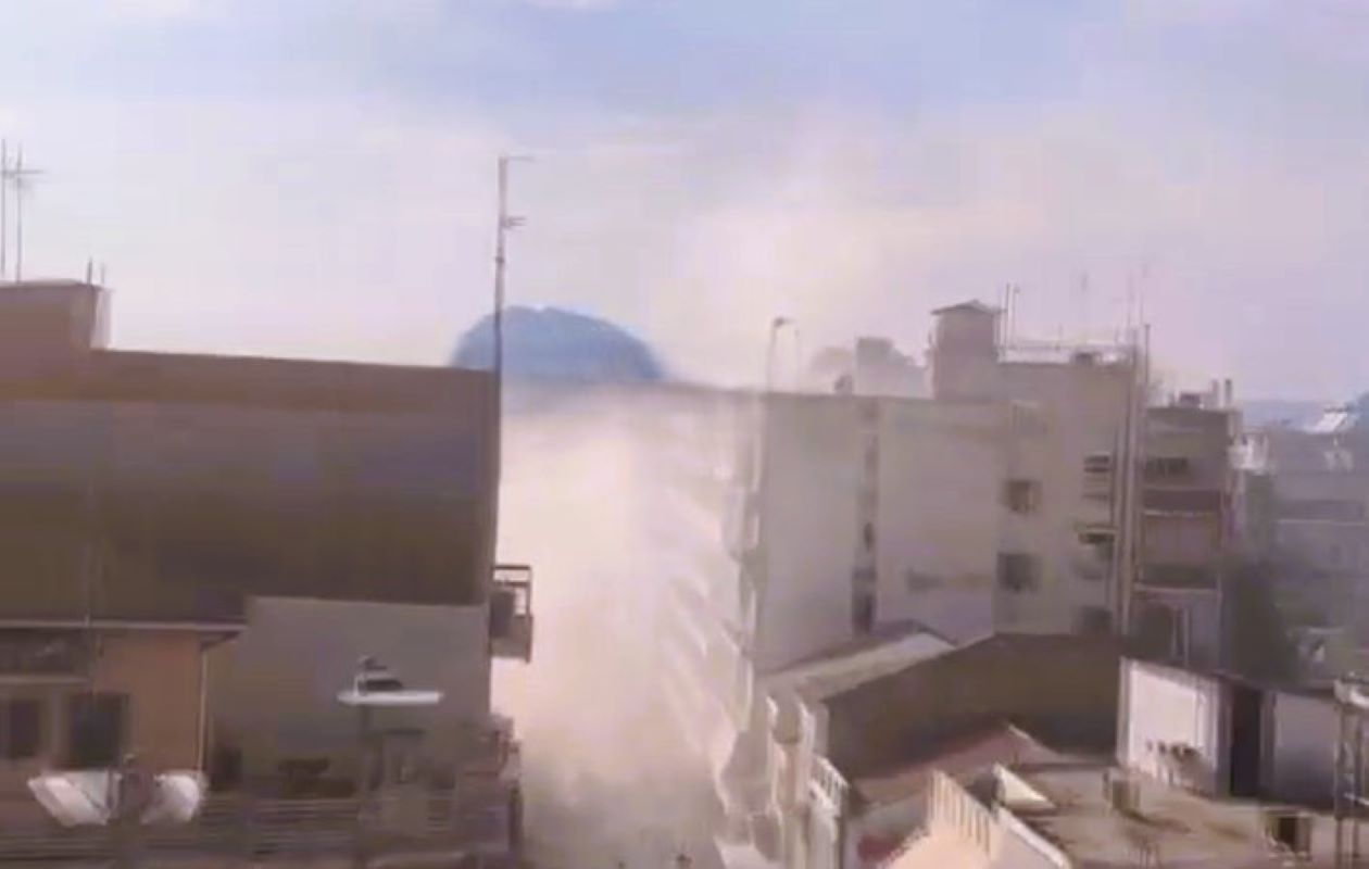 φωτιά, καπνός, οδός Ερμού, Μαρκάτο, κατάστημα εστίασης, φουγάρο, Πυροσβεστική, Πάτρα, φωτιά Πάτρα, επεισόδιο, fotia, kapnos, odos Ermou, Markato, katastima estiasis, fougaro, Pyrosvestiki, Patra, fotia Patra, fire, smoke, Ermou street, restaurant fire, chimney fire, Fire Department, Patras, Patras fire,