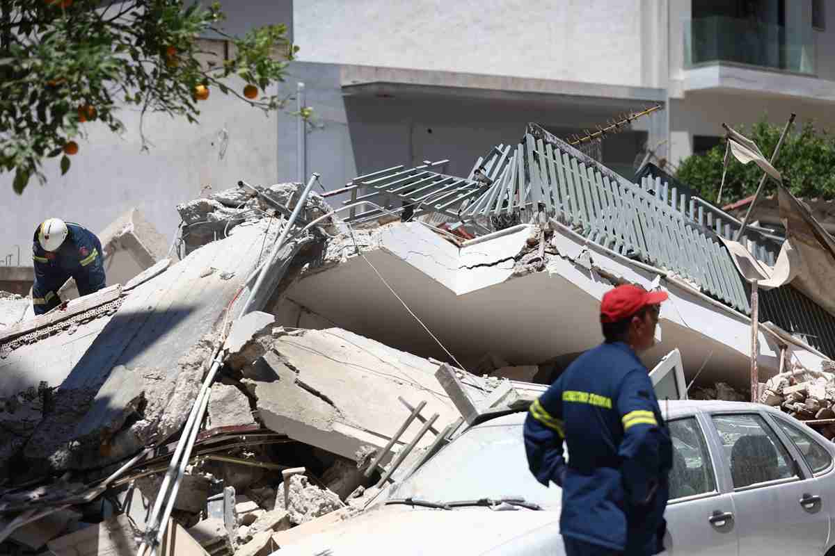 Κατάρρευση πολυκατοικίας, Πετράλωνα, Βασίλης Λαμπρόπουλος, Live News, θεμελίωση, σαθρό έδαφος, εκτοξευόμενο σκυρόδεμα, ρωγμές, εκκένωση, κατασκευές 1970, γεωτεχνική μελέτη, πολεοδομικές παραβάσεις, κατάρρευση κτιρίου Αθήνα, katarrefsi polykatoikias, Petralona, Vasilis Labropoulos, themeliωση, sathro edafos, ektoxeuomeno skyrodema, rogmes, ekkenosi, building collapse Greece, Petralona building collapse, construction failure Athens, geotechnical study Greece, shotcrete failure, building evacuation,