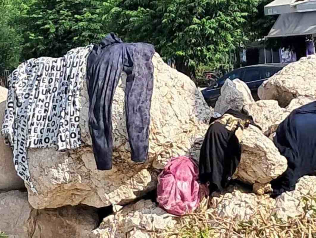 Πάτρα, Αγία Σοφία, πλατείες Πάτρας, συντριβάνι, Ρομά, σκηνίτες, υποβάθμιση, δημόσιος χώρος, ρεπορτάζ, εφημερίδα, καταγγελία κατοίκων, Patras, Agia Sofia, Patras squares, fountain, Roma, campers, degradation, public space, report, newspaper, residents complaint, Patra, Agia Sophia, plateies Patras, syntrivani, skinites, ypovathmisi, dimosios choros, reportaz, efimerida, kataggelia katoikon,