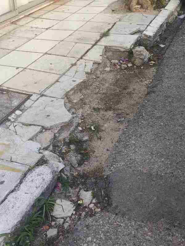 Δήμος Πατρέων, Πάτρα, Ασημάκη Φωτήλα, Ψηλά Αλώνια, πεζοδρόμιο παγίδα, επικίνδυνα πεζοδρόμια, ατύχημα Πάτρα, καταγγελία Πάτρα, κακοτεχνίες Πάτρα, ασφάλεια πεζών, ηλικιωμένοι ατύχημα, τοπικά νέα Πάτρα, Patras, Dimos Patreon, Asimaki Fotila, Psila Alonia, pezodromio, atixima Patra, kataggelia Patra, Patras news, sidewalk accident Greece, pedestrian safety Patras, dangerous sidewalks Patras,