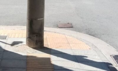 όδευση τυφλών, προσβασιμότητα ΑμεΑ, Προσφυγικά, κακοτεχνία, σπατάλη δημοσίου χρήματος, Νίκαιας και Δωριέων, Νίκαιας και Φανουρίου, κολώνες σε πεζοδρόμιο, εικόνα ντροπής, τυφλοί πεζοδρόμιο, προσβασιμότητα πόλης, odeusi tyflon, prosvasimotita AmeA, Prosfygika, kakotechnia, spatali dimosiou chrimatos, Nikaias kai Dorieon, Nikaias kai Fanouriou, kolones se pezodromio, eikona ntropis, tyfloi pezodromio, prosvasimotita polis, tactile paving Greece, blind accessibility issues, infrastructure failure Greece, Prosfygika district, sidewalk poles handicap, pedestrian accessibility, public money waste, disabilities rights Greece,