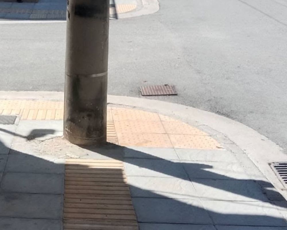 όδευση τυφλών, προσβασιμότητα ΑμεΑ, Προσφυγικά, κακοτεχνία, σπατάλη δημοσίου χρήματος, Νίκαιας και Δωριέων, Νίκαιας και Φανουρίου, κολώνες σε πεζοδρόμιο, εικόνα ντροπής, τυφλοί πεζοδρόμιο, προσβασιμότητα πόλης, odeusi tyflon, prosvasimotita AmeA, Prosfygika, kakotechnia, spatali dimosiou chrimatos, Nikaias kai Dorieon, Nikaias kai Fanouriou, kolones se pezodromio, eikona ntropis, tyfloi pezodromio, prosvasimotita polis, tactile paving Greece, blind accessibility issues, infrastructure failure Greece, Prosfygika district, sidewalk poles handicap, pedestrian accessibility, public money waste, disabilities rights Greece,