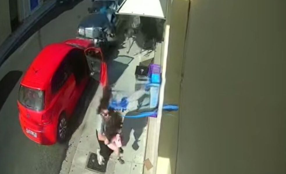 τροχαίο Ναύπακτος, ατύχημα Ναύπακτος, λιμάνι Ναυπάκτου, βίντεο ντοκουμέντο, παράσυρση, τροχαίο λιμάνι, Nafpaktianews, μητέρα παιδί τροχαίο, τρελή πορεία, σύγκρουση οχημάτων, τροχαίο ατύχημα, nafpaktos troxaio, atixima nafpatos, nafpaktos limani, nafpaktianews, troxaio simera, nafpaktos accident, car crash Greece, Nafpaktos harbor, near miss accident, mother saves child, car accident video, Greek news, Nafpaktos,