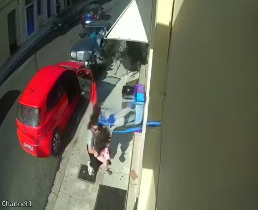 τροχαίο Ναύπακτος, ατύχημα Ναύπακτος, λιμάνι Ναυπάκτου, βίντεο ντοκουμέντο, παράσυρση, τροχαίο λιμάνι, Nafpaktianews, μητέρα παιδί τροχαίο, τρελή πορεία, σύγκρουση οχημάτων, τροχαίο ατύχημα, nafpaktos troxaio, atixima nafpatos, nafpaktos limani, nafpaktianews, troxaio simera, nafpaktos accident, car crash Greece, Nafpaktos harbor, near miss accident, mother saves child, car accident video, Greek news, Nafpaktos,
