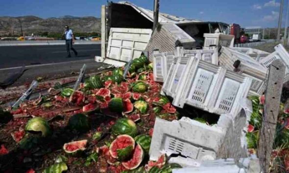 τροχαίο ατύχημα, ολυμπία οδός, ανατροπή νταλίκας, διόδια καλαμακίου, κόρινθος, φορτίο καρπούζια, γενικό νοσοκομείο κορίνθου, korinthos tv, τροχαία, καθαρισμός οδοστρώματος, troxaio atixima, olympia odos, anatropi ntalikas, diodia kalamakiou, korinthos, fortio karpouzia, geniko nosokomeio korinthou, troxaia, traffic accident greece, olympia odos highway, truck overturn, kalamaki tolls, corinth, watermelon truck accident, corinth hospital, greece traffic news,
