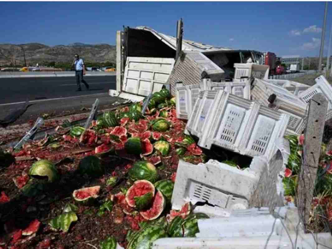 τροχαίο ατύχημα, ολυμπία οδός, ανατροπή νταλίκας, διόδια καλαμακίου, κόρινθος, φορτίο καρπούζια, γενικό νοσοκομείο κορίνθου, korinthos tv, τροχαία, καθαρισμός οδοστρώματος, troxaio atixima, olympia odos, anatropi ntalikas, diodia kalamakiou, korinthos, fortio karpouzia, geniko nosokomeio korinthou, troxaia, traffic accident greece, olympia odos highway, truck overturn, kalamaki tolls, corinth, watermelon truck accident, corinth hospital, greece traffic news,