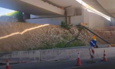 τροχαίο Πάτρα, Μποζαΐτικα, ΝΕΟ Πατρών Αθηνών, Σάκης Γκέκας, Ηλίας Κωνσταντίνος Γκέκας, έργα Περιμετρική Πάτρας, παγίδα θανάτου, όριο ταχύτητας, τροχαίο δυστύχημα, δικυκλιστές κίνδυνος, έλλειψη σήμανσης, troxaio patra, bozaitika, neo patron athinon, sakis gekas, ilias konstantinos gekas, erga perimetriki patras, pagida thanatou, orio taxytitas, troxaio dystyxima, dikyklistes kindynos, elleipsi simansis, Patras car accident, Bozaitika crash, Patras Athens highway accident, Sakis Gekas, Ilias Konstantinos Gekas, Patras bypass roadworks, fatal accident Greece, traffic hazard Patras, speed limit danger, motorcycle safety Greece, missing road signs,