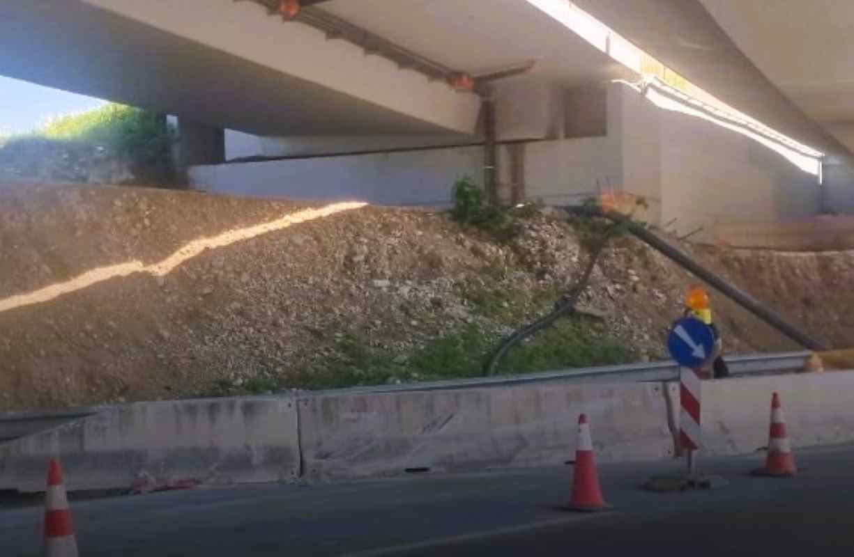 τροχαίο Πάτρα, Μποζαΐτικα, ΝΕΟ Πατρών Αθηνών, Σάκης Γκέκας, Ηλίας Κωνσταντίνος Γκέκας, έργα Περιμετρική Πάτρας, παγίδα θανάτου, όριο ταχύτητας, τροχαίο δυστύχημα, δικυκλιστές κίνδυνος, έλλειψη σήμανσης, troxaio patra, bozaitika, neo patron athinon, sakis gekas, ilias konstantinos gekas, erga perimetriki patras, pagida thanatou, orio taxytitas, troxaio dystyxima, dikyklistes kindynos, elleipsi simansis, Patras car accident, Bozaitika crash, Patras Athens highway accident, Sakis Gekas, Ilias Konstantinos Gekas, Patras bypass roadworks, fatal accident Greece, traffic hazard Patras, speed limit danger, motorcycle safety Greece, missing road signs,