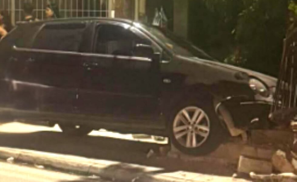Πάτρα, τροχαίο, ατύχημα, στροφή Τσαούση, εκτροπή αυτοκινήτου, αυλή σπιτιού, περίφραξη, Πυροσβεστική, Αστυνομία, Τροχαία Πατρών, Patras, troxaio, atixima, strofi Tsaousi, ektropi aftokinitou, avli spitou, perifraxi, Pirosvestiki, Astinomia, Troxaia Patron, car accident Patras, car crash, Greece accident, Patras news,