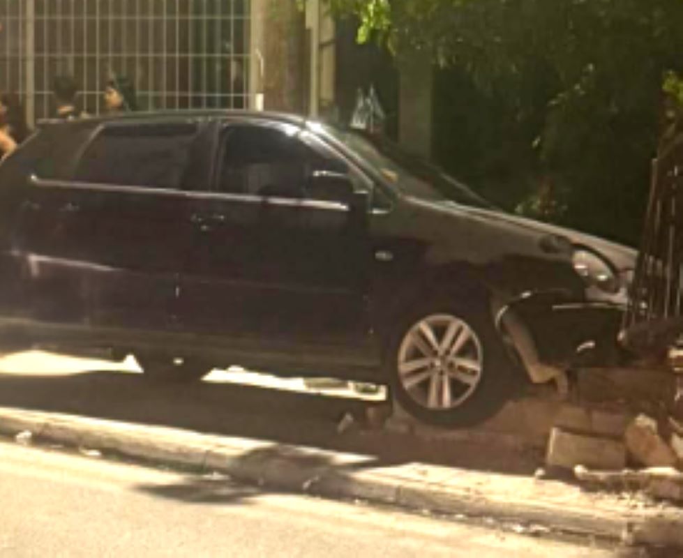 Πάτρα, τροχαίο, ατύχημα, στροφή Τσαούση, εκτροπή αυτοκινήτου, αυλή σπιτιού, περίφραξη, Πυροσβεστική, Αστυνομία, Τροχαία Πατρών, Patras, troxaio, atixima, strofi Tsaousi, ektropi aftokinitou, avli spitou, perifraxi, Pirosvestiki, Astinomia, Troxaia Patron, car accident Patras, car crash, Greece accident, Patras news,