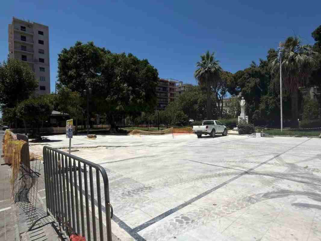πλατεία Όλγας, ανάπλαση, Πάτρα, πλατεία Εθνικής Αντιστάσεως, καθυστερήσεις έργων, καταστηματάρχες, αντιδράσεις, βανδαλισμοί, σιντριβάνι, Μαιζώνος, plateia olgas, anaplasi, patra, plateia ethnikis antistaseos, kathysteriseis ergon, katastimatarches, vandalismoi, meizonos, olga square, patras, renovation, reconstruction, delays, shopkeepers, fountain, vandalism, Maizonos,